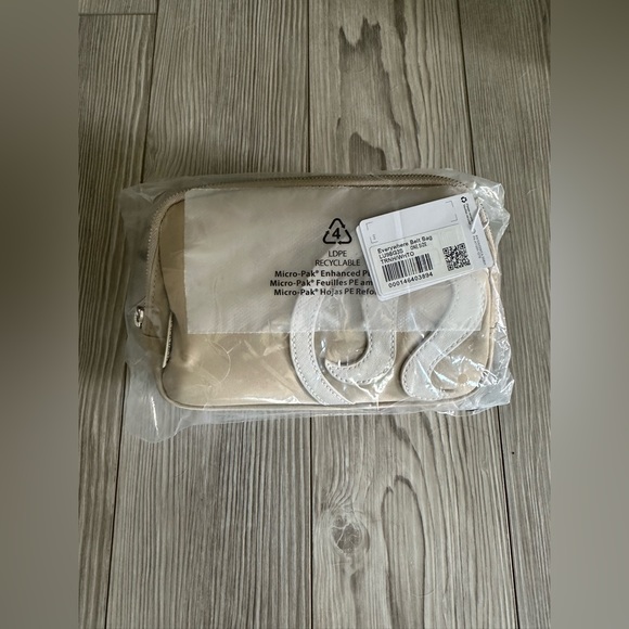 NWT Lululemon everywhere belt bag. - Picture 7 of 9